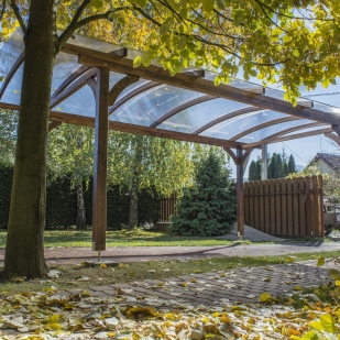 Fa autóbeálló szabad garázs igazi fa polikarbonát tető oszlop hajlított gerenda egyedi